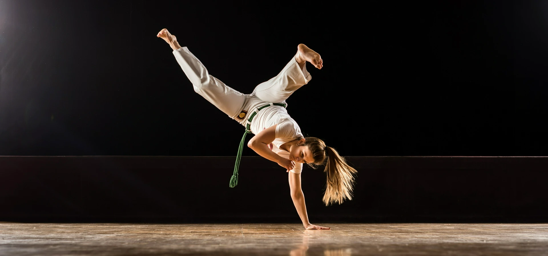 kobieta ćwiczy Capoeire